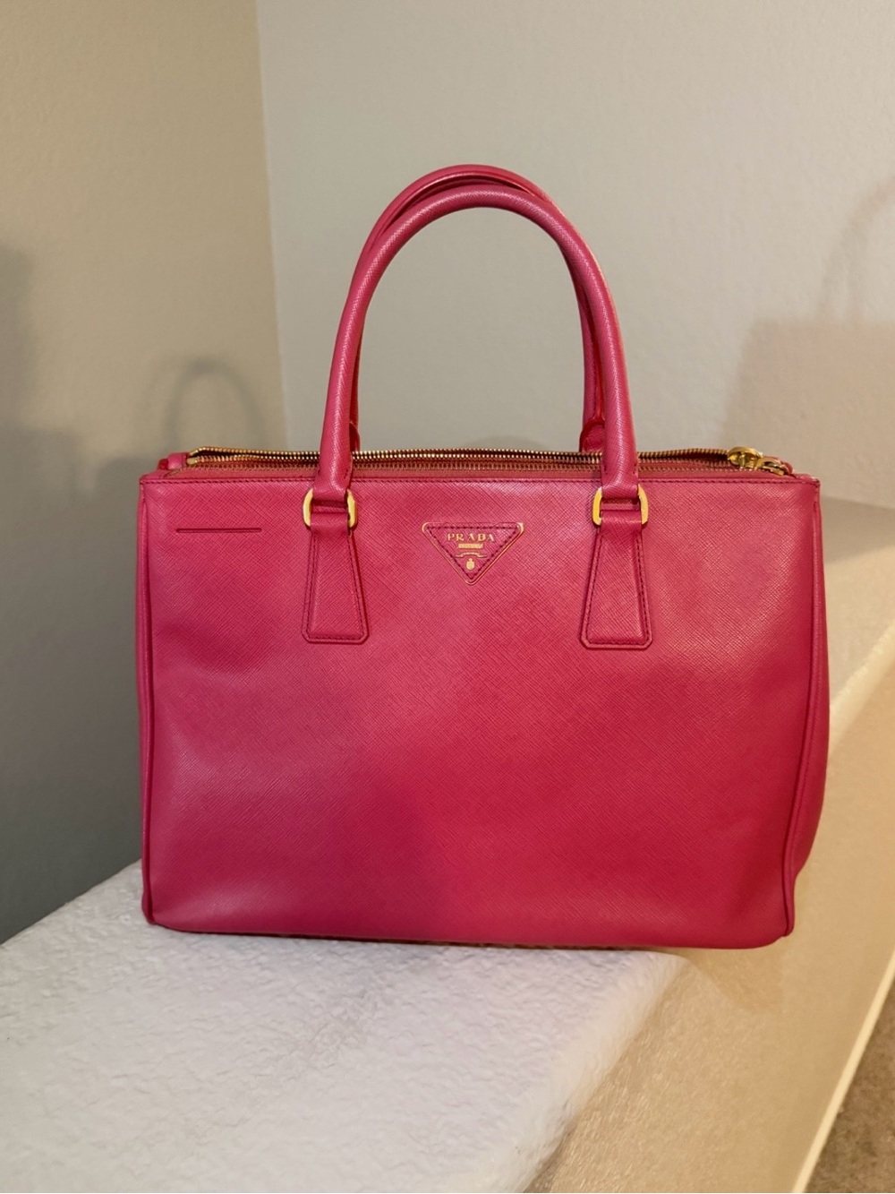 Prada Saffiano Medium Galleria Double Zip
Tote Peonia